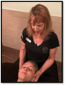 Samantha Wolf of FFC Park Ridge massaging a member
