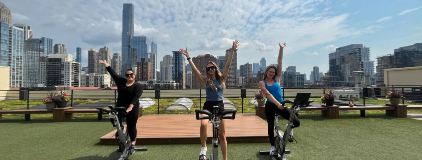 member cycle class on rooftop at best gym in chicago.jp