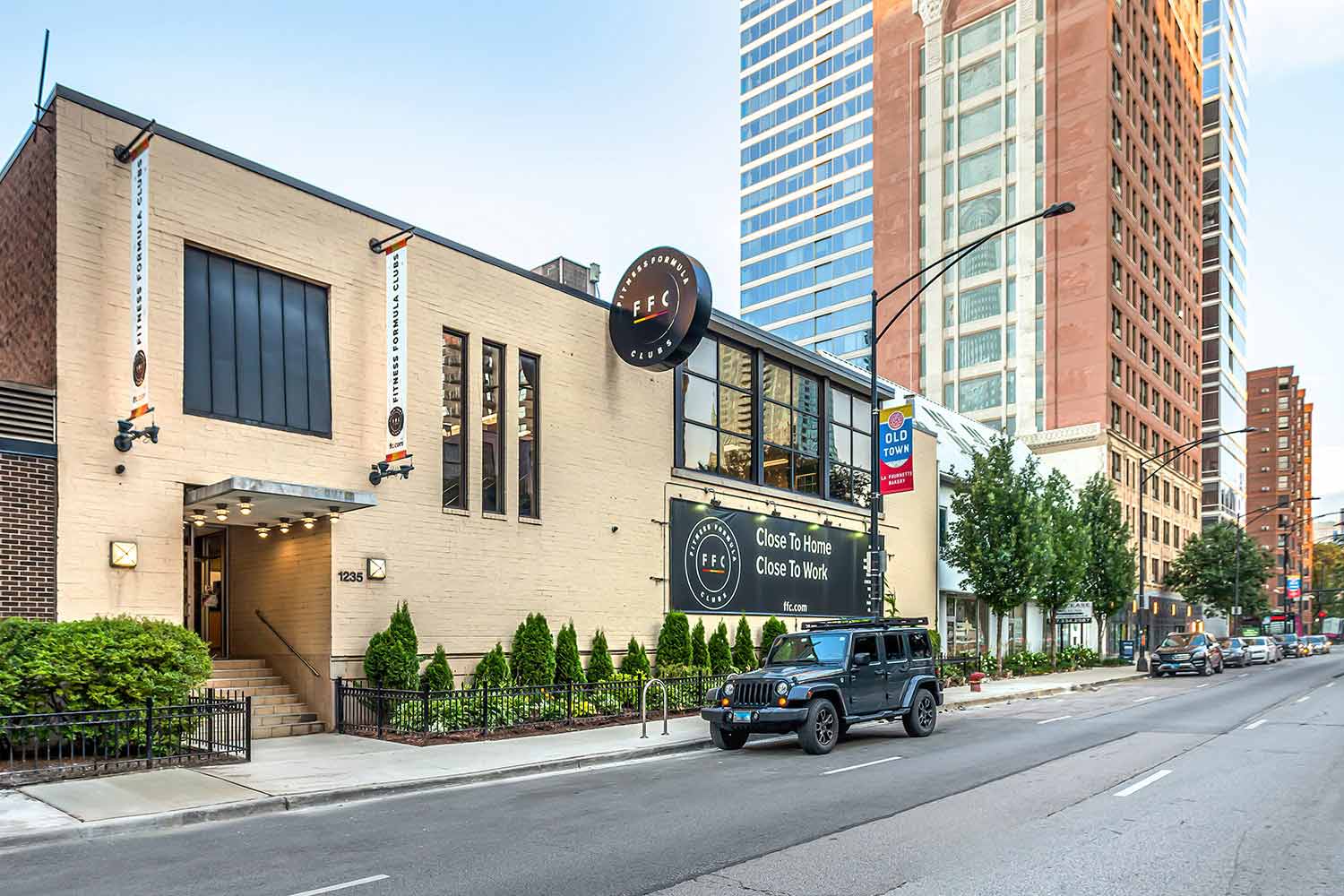 Front Entrance of Best Gym in Old Town Chicago.