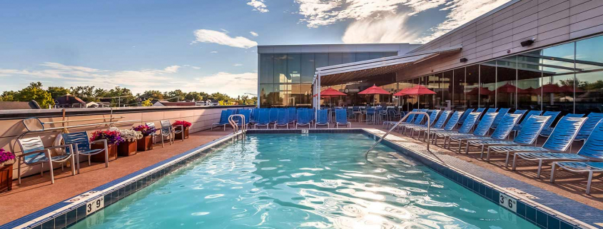 Outdoor pool with splash bar at sunset at Park Ridge Gym.